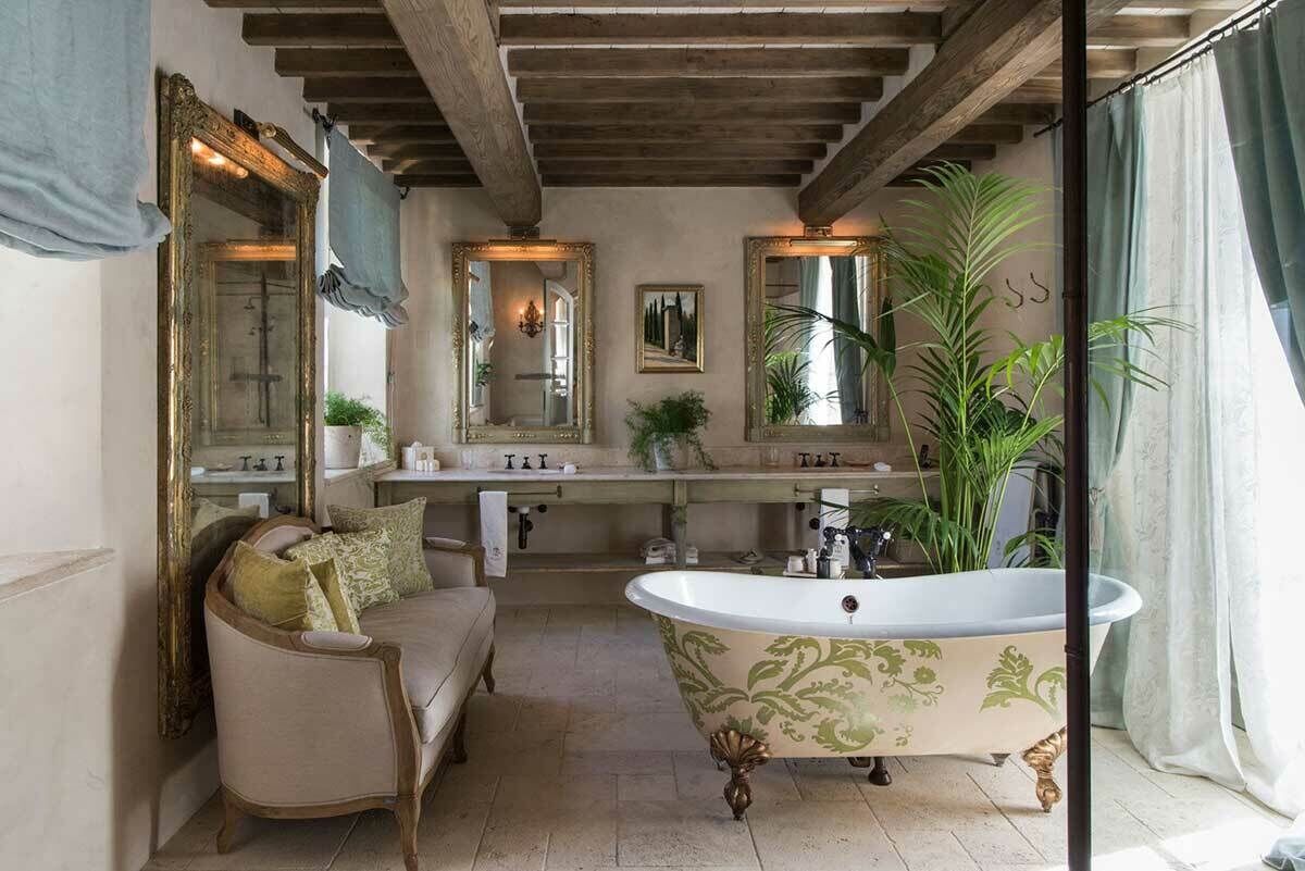 Das großzügige Badezimmer mit Steinboden und großer Tür zur Terrasse (Foto: PR)