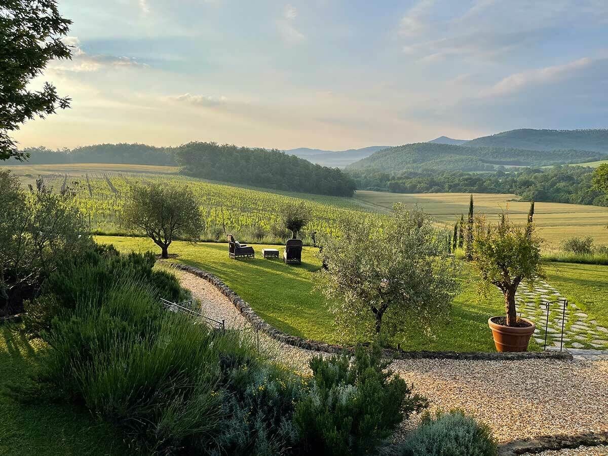 Die malerische, endlose Aussicht vom Garten des Hauptgebäudes im Borgo (Foto: PR)