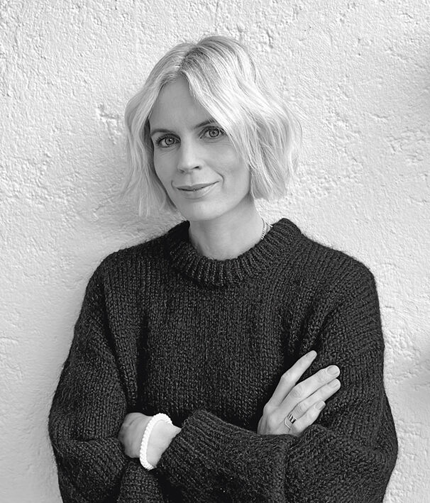 Anne Wüstmann, Autorin, liebt aschiges Platinblond und schwört auf violette Shampoos. Seit sie ihre Haare kurz trägt, schätzt sie das kühle Blond noch mehr.