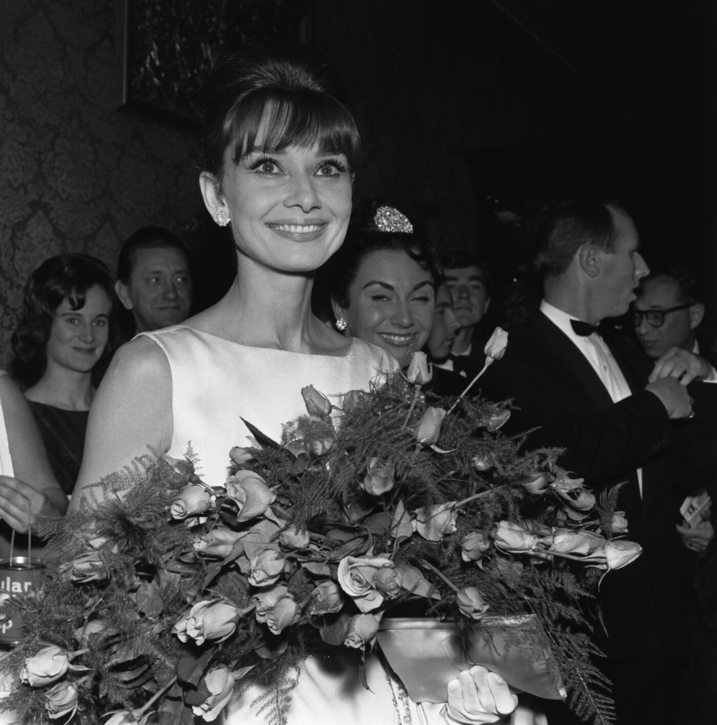 Freut sich Audrey Hepburn ehrlich über die Blumen? (Foto: Getty Images)