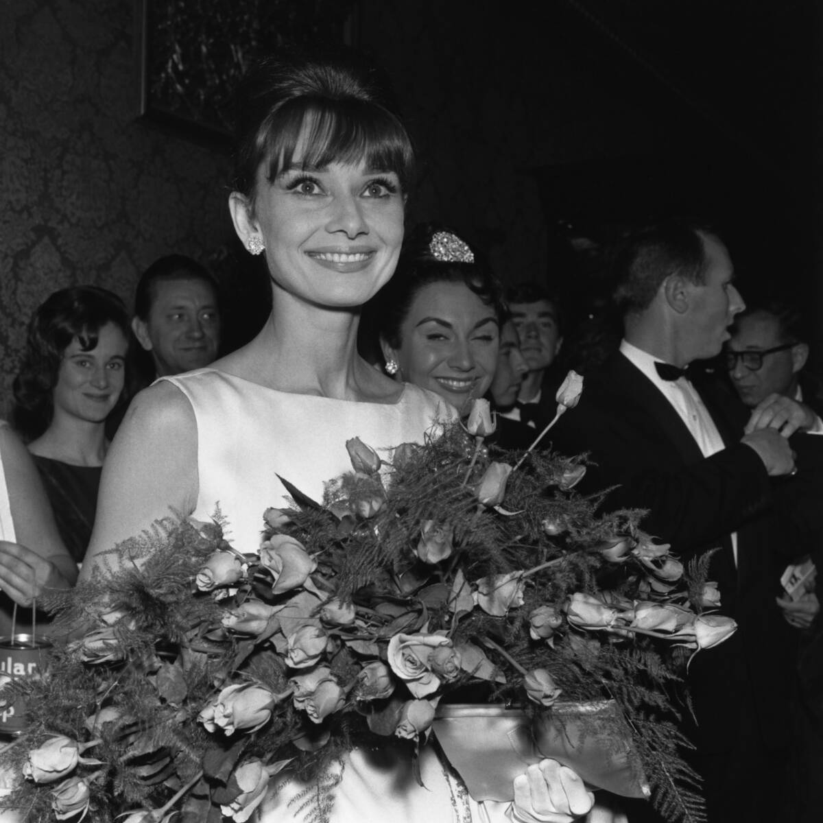 Freut sich Audrey Hepburn ehrlich über die Blumen? (Foto: Getty Images)