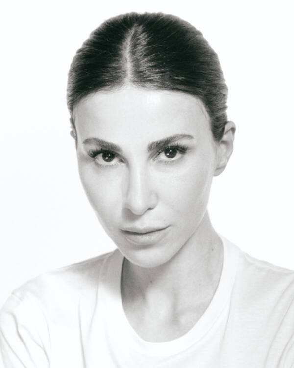Dr. Emi Arpa – Fachärztin für Dermatologie mit eigener Praxis in Berlin und großer Social-Media-Community, wo sie Wissen und Einblicke rund um Hautgesundheit teilt. (Foto: PR Dr. Emi Arpa Skin)
