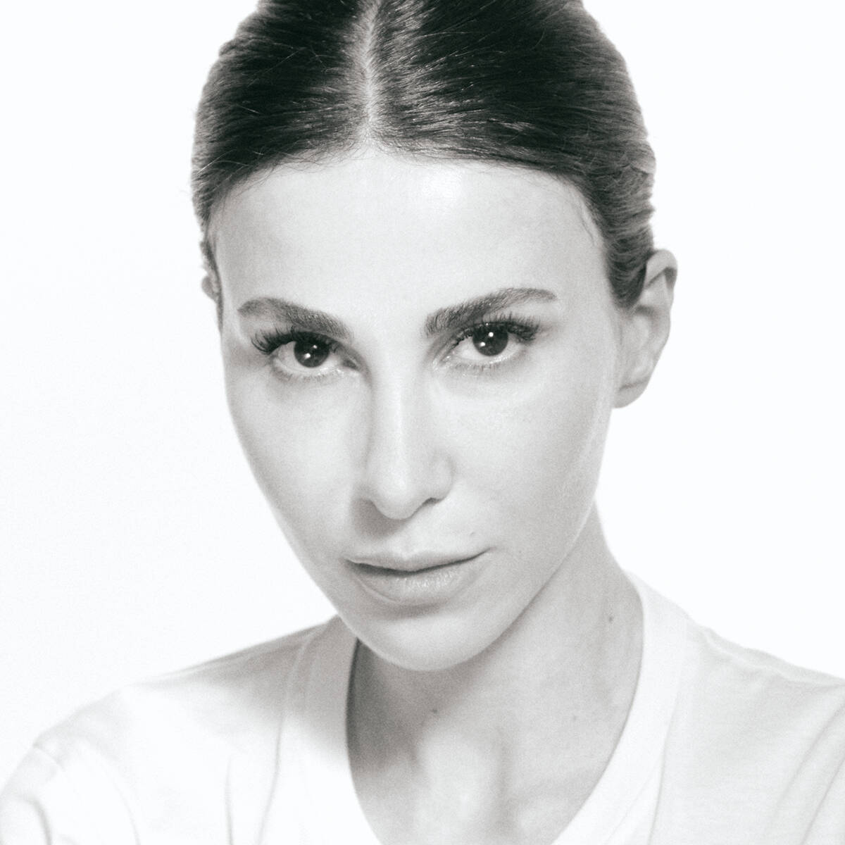 Dr. Emi Arpa – Fachärztin für Dermatologie mit eigener Praxis in Berlin und großer Social-Media-Community, wo sie Wissen und Einblicke rund um Hautgesundheit teilt. (Foto: PR Dr. Emi Arpa Skin)