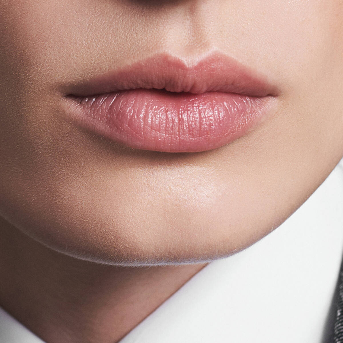 Volle Lippen, natürlich schön? Was wirklich hinter den häufigsten Mythen zur Lippenunterspritzung steckt. (Foto: Zeb Daemen)