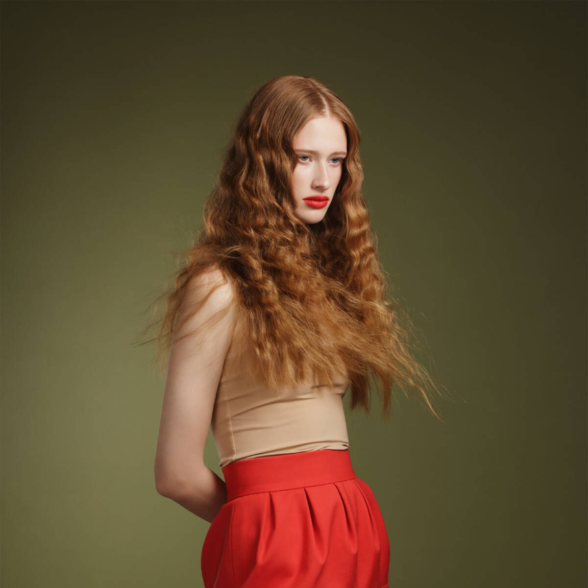 Bei einer sorgfältigen Pflege verbleiben Micro-Bondings drei bis sechs Monate im Haar. Danach lassen sich Haarverlängerungen schnell und einfach entfernen. (Foto: lambada/Getty Images)