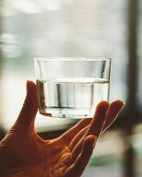 Genug Wasser zu trinken fällt vielen schwer – aber warum eigentlich? (Foto: Manki Kim/Unsplash)