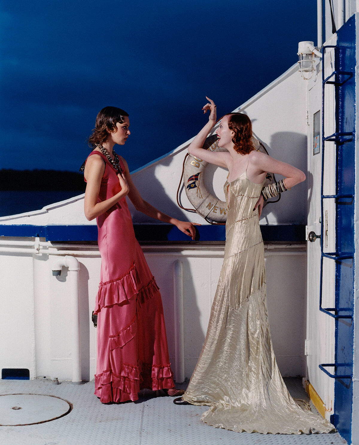 „Never wave goodbye after 40“ – das war schon immer selbst- ironisch. Aber heute machen Frauen über 40 mit ihren Oberarmen lieber Furore. (Foto: Condé Nast/Getty Images)