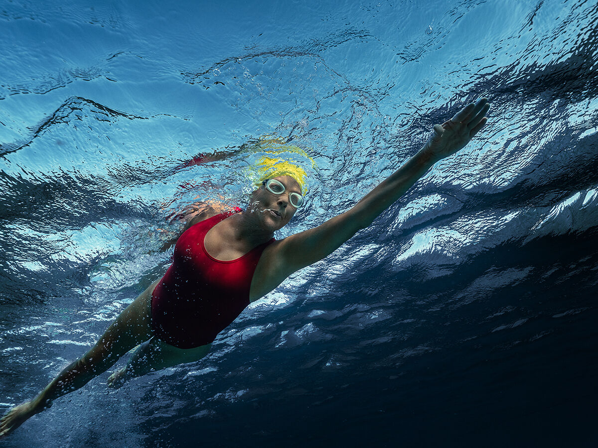 Szenen aus dem Film „Nyad“: Der Film erzählt die Geschichte der US-amerikanischen Langstreckenschwimmerin Diana Nyad, verkörpert von Annette Bening. (Foto: Netflix)
