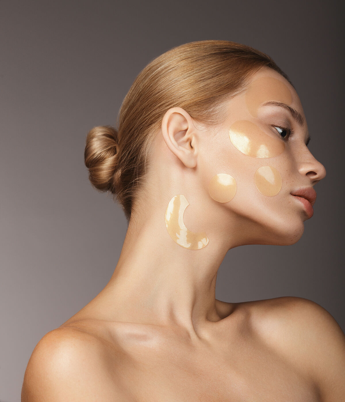 Unter anderem sorgen Masken-Patches für Augen, Lippen oder Teint – über Nacht angewendet – für morgendlichen Glow. (Foto: © Vasilina Popova/Getty Images)