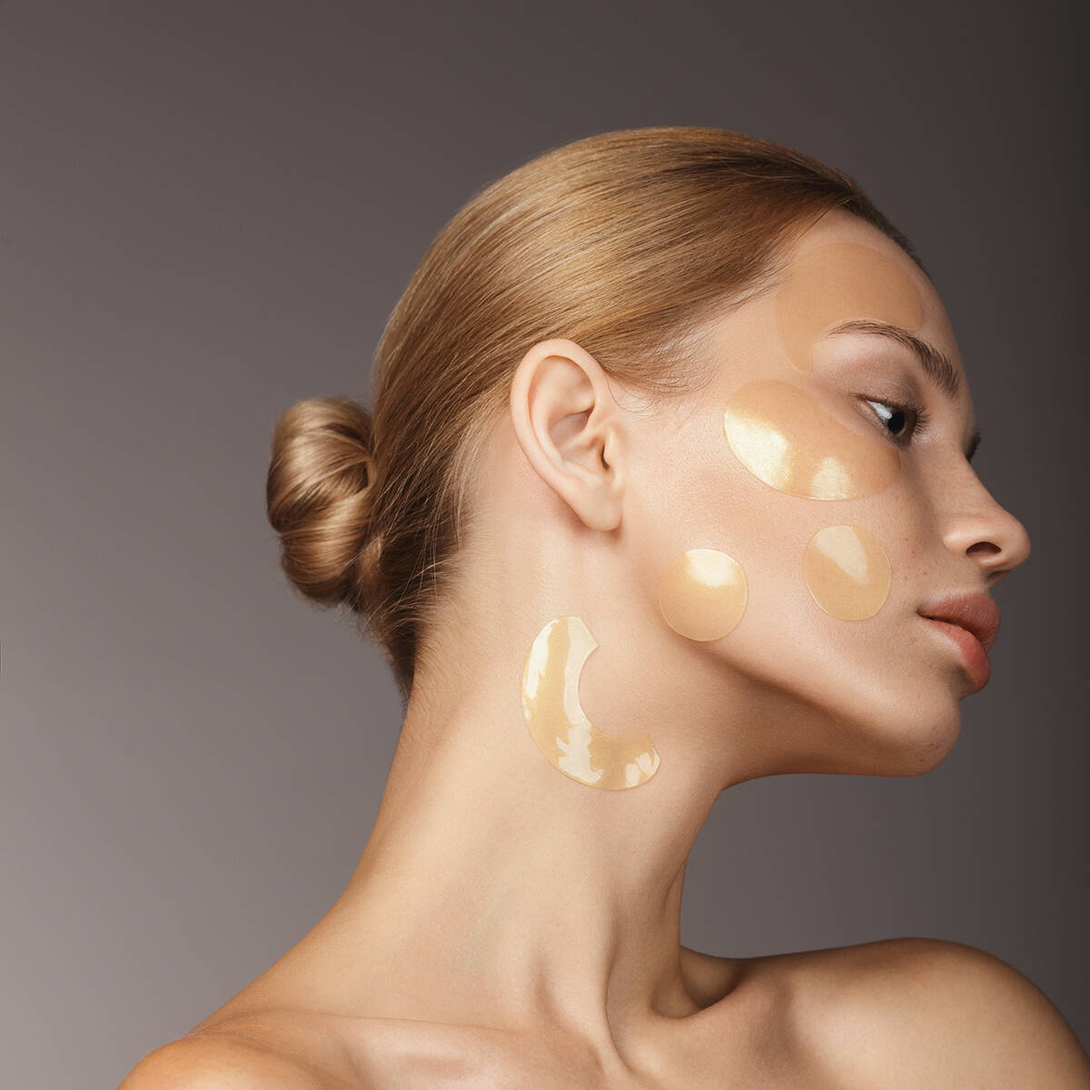 Unter anderem sorgen Masken-Patches für Augen, Lippen oder Teint – über Nacht angewendet – für morgendlichen Glow. (Foto: © Vasilina Popova/Getty Images)