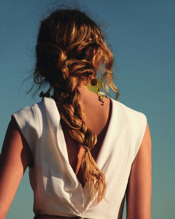 MADAME zeigt Ihnen, wie Sie ihre Haare vor Sonnenschäden schützen. (Foto: Adriano Russo)