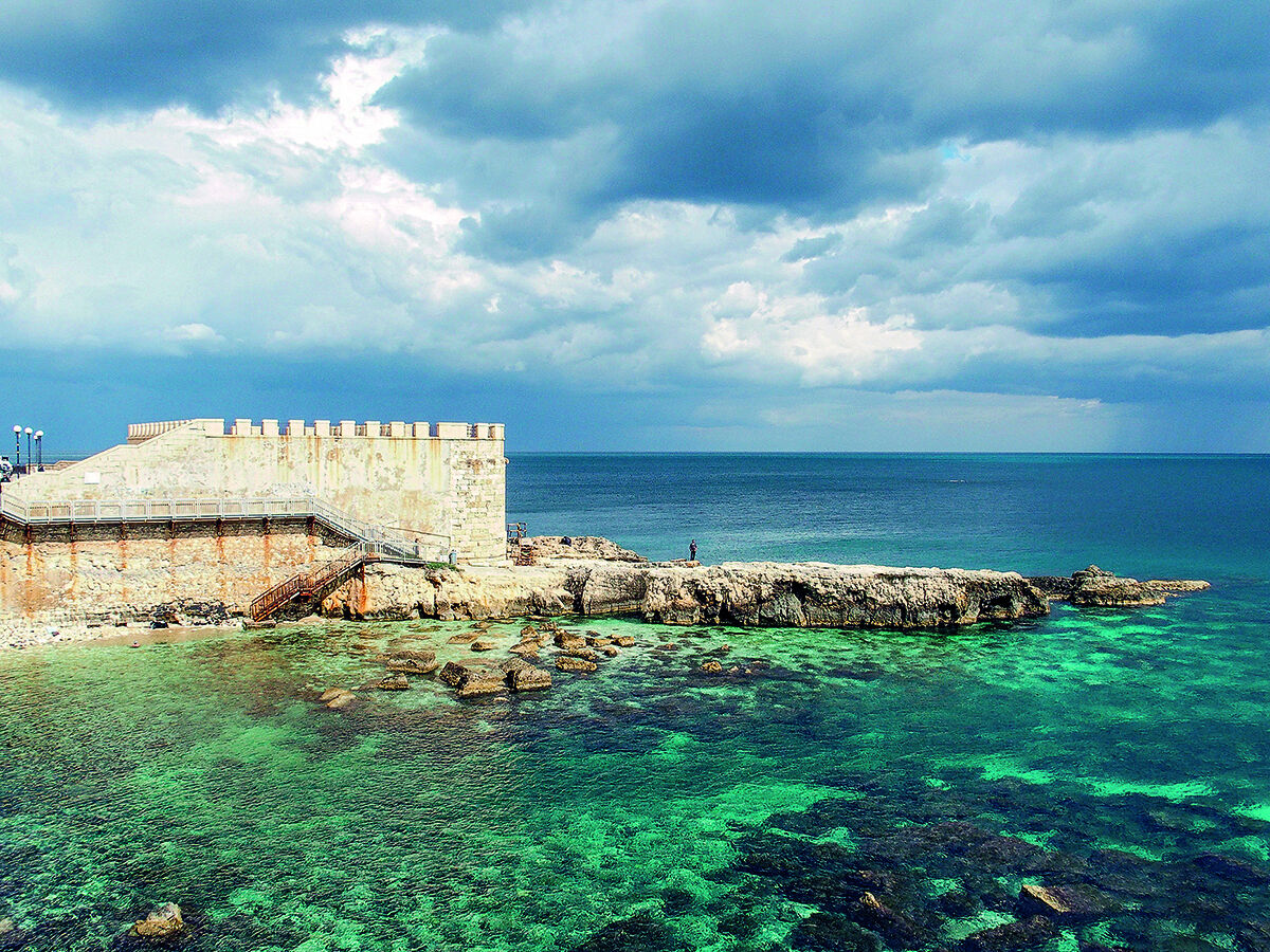 Sizilianisches Lebensgefühl pur: Von der Festung direkt ins Wasser. (Foto: Nandi Estévez/Adobe Stock)