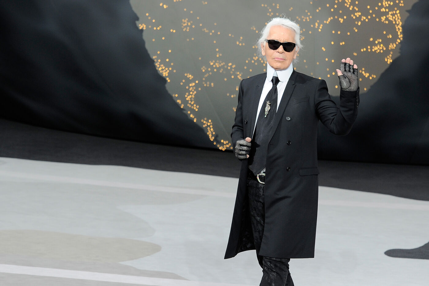 Er gilt als einer der ikonischsten Designer unserer Zeit - Karl Lagerfeld. (Foto: Getty Images)