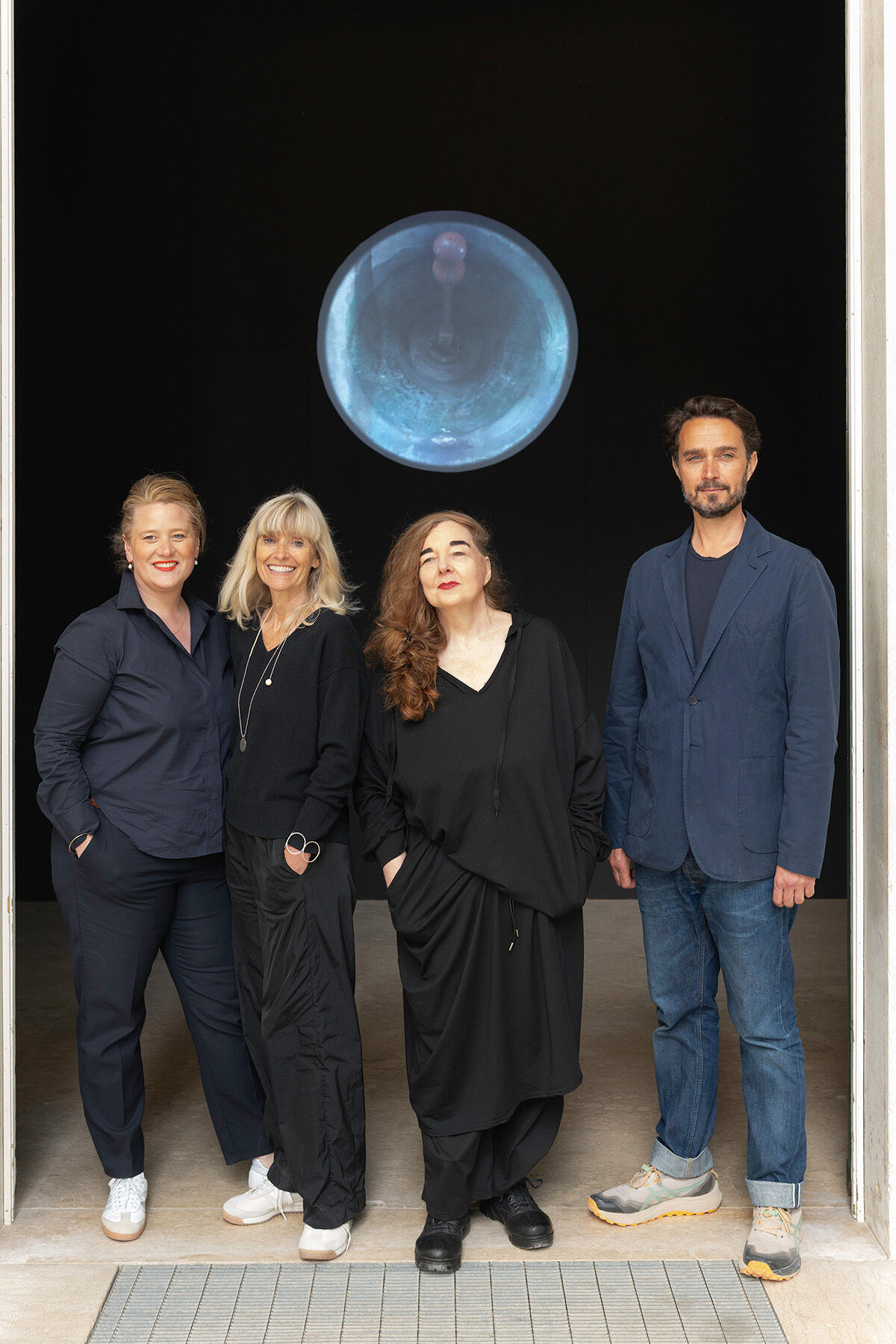 Das Kuratorium (v.l.n.r.): Nicola Borgmann, Elisabeth Endres, Gabriele G. Kiefer und Daniele Santucci. (Foto: Hitze sehen, bevor man sie fühlt: Die Installation zeigt die Temperatur der Stadt als räumliche Realität. (Foto: STRESSTEST PR)