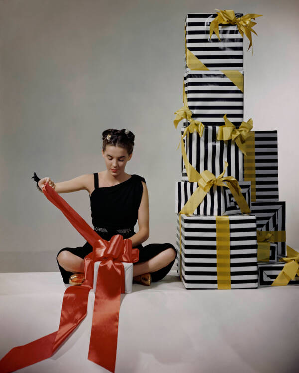 Geschenke zu erhalten ist meist eine Freude – doch was tun, wenn das Präsent so gar nicht den eigenen Geschmack trifft? Behalten, umtauschen oder doch lieber weiterverschenken? (Foto: Getty Images via Condé Nast Collection)