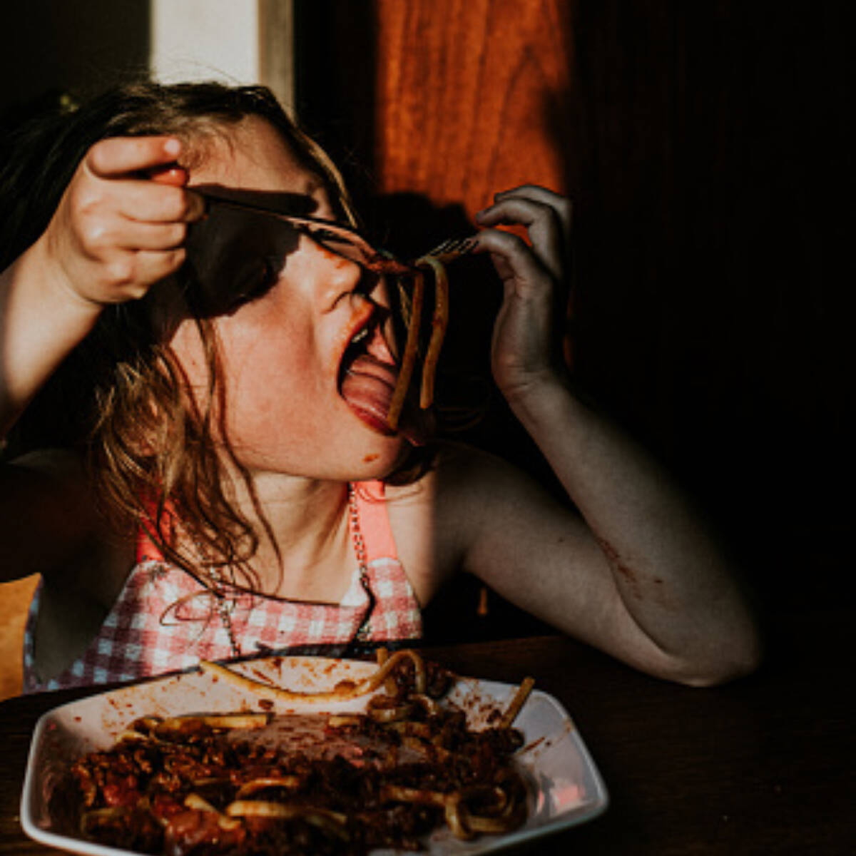 Stil zeigt sich nicht nur in der Kleidung – sondern auch am Tisch. Warum gute Manieren zeitlos sind. (Foto: Getty Images)