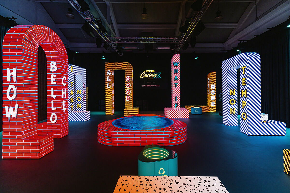 Zur Milano Design Week 2025 präsentiert IQOS gemeinsam mit Seletti die multisensorische Installation Curious X: Sensorium Piazza. (Foto: IQOS)