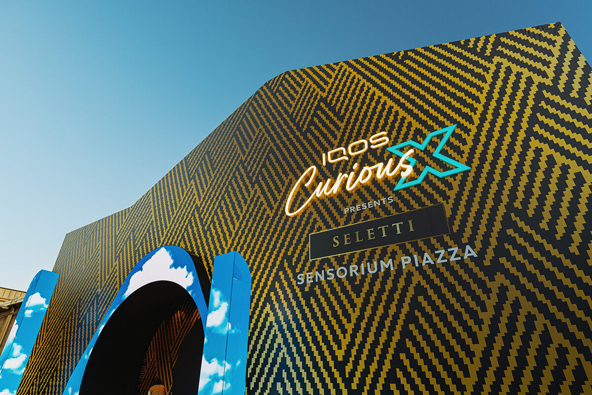 In Zusammenarbeit mit Seletti präsentiert IQOS zur Milano Design Week 2025 das Projekt „Curious X: Sensorium Piazza“. (Foto: IQOS)