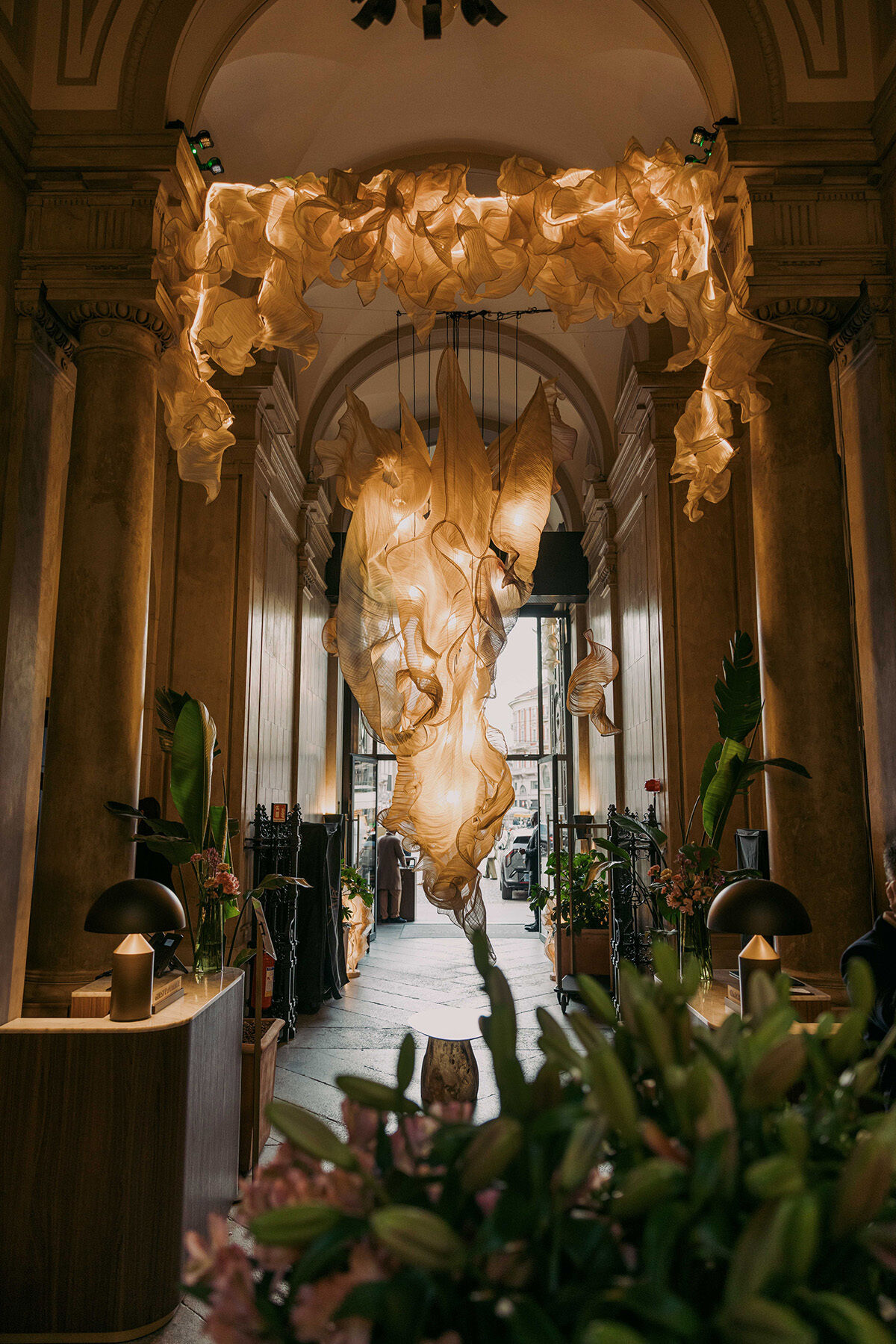 Mit Persephone’s World schafft Mirei Monticelli eine immersive Installation, die den Mythos der Persephone in Licht und Materie übersetzt. (Foto: Meliá)