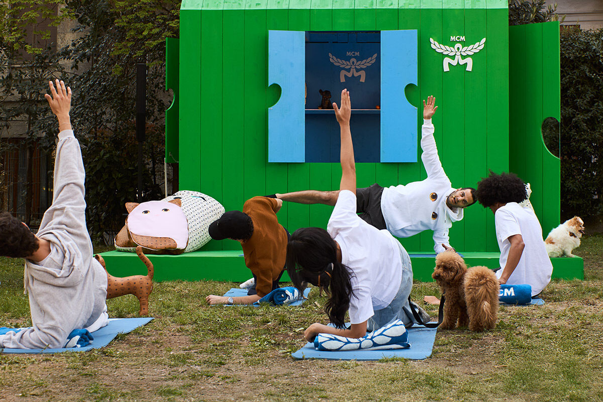MCM und Pet Therapy lancieren verspielte Poufs in Hunde- und Katzenform – gefertigt aus MCM Visetos und strapazierfähigem Outdoor-Stoff. (Foto: MCM)