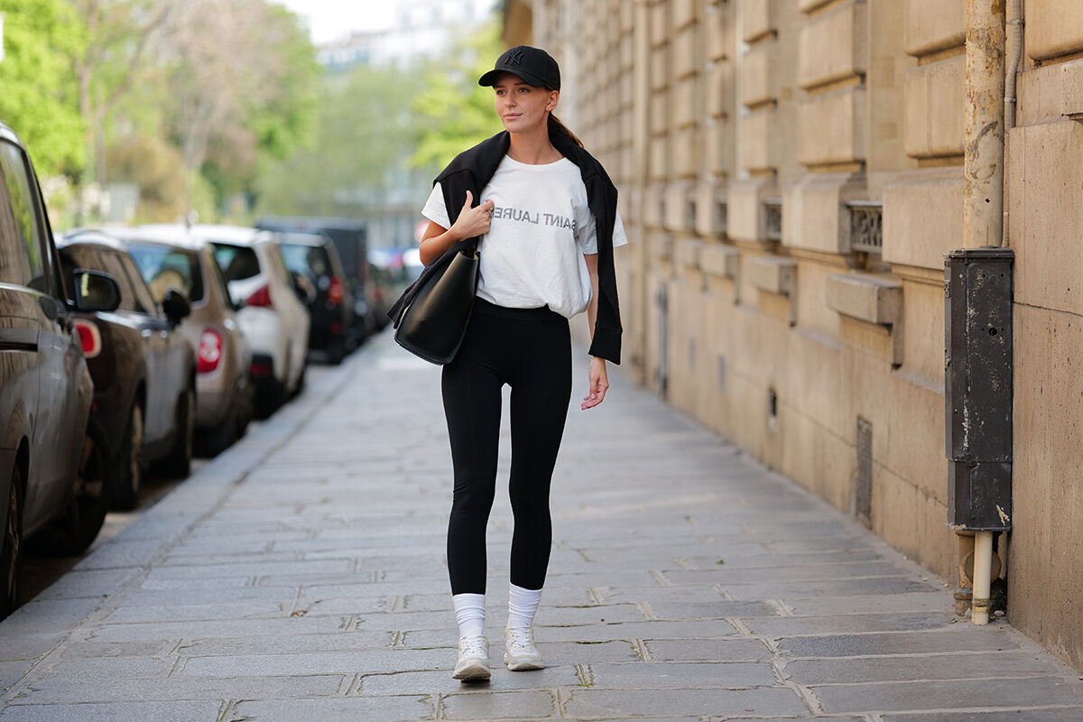 Besonders komfortabel ist auch das Reisen in einen sportlichen Outfit. (Foto: Getty Images)