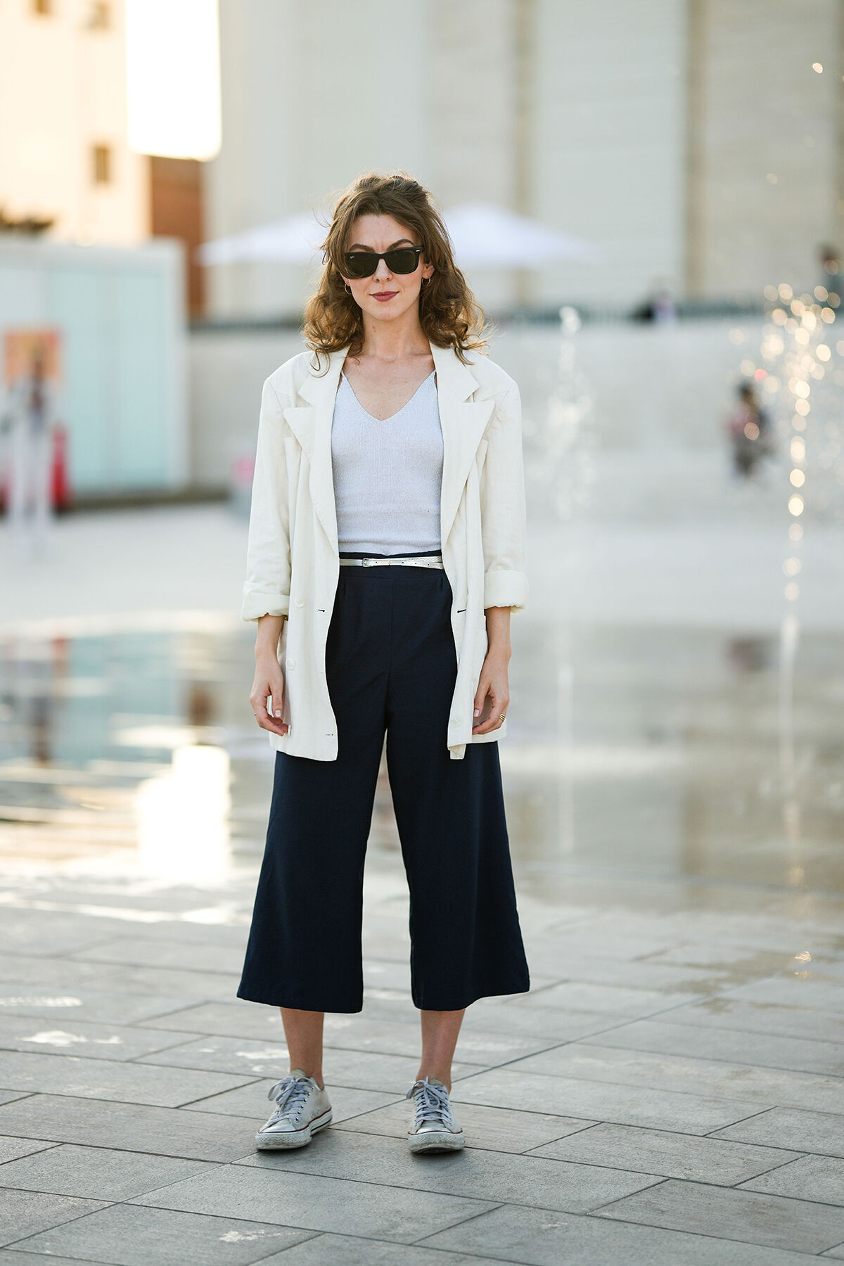 Layering ist bei einem Travel Look unerlässlich, um in Flugzeug nicht zu frieren und am Urlaubsort nicht zu schwitzen. (Foto: Getty Images)
