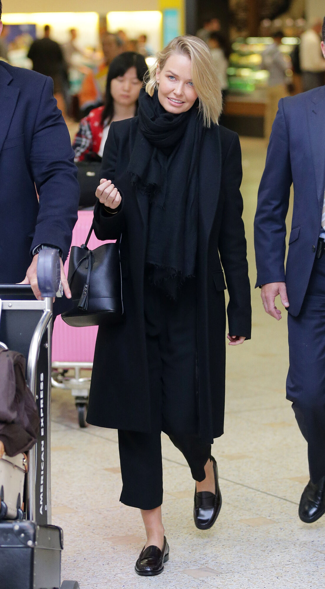 Eine Businessttrip erfordert ein eleganteres Reise-Outfit – monochrome Looks wirken besonders edel. (Foto: Getty Images)