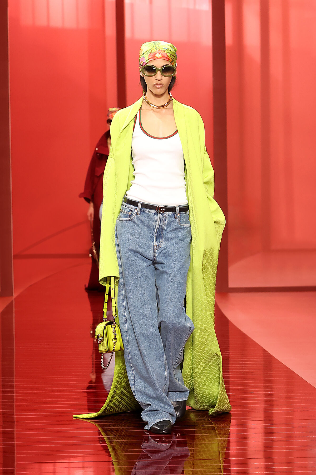 Gucci setzt auf ein kräftiges neon-gelb mit matching Bag und Mantel. (Foto: Courtesy of Gucci)