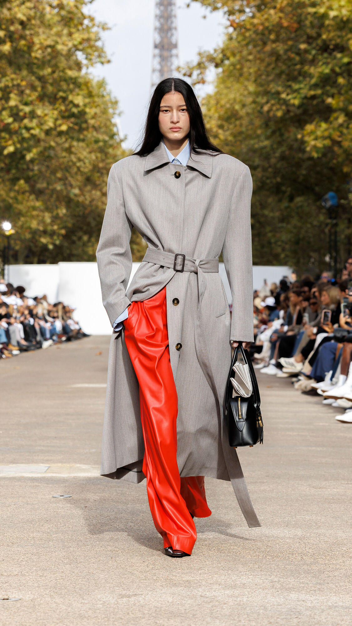 Ein farbenfrohes Statement bei Stella McCartney in knall rot-orange. (Foto: Indigital)
