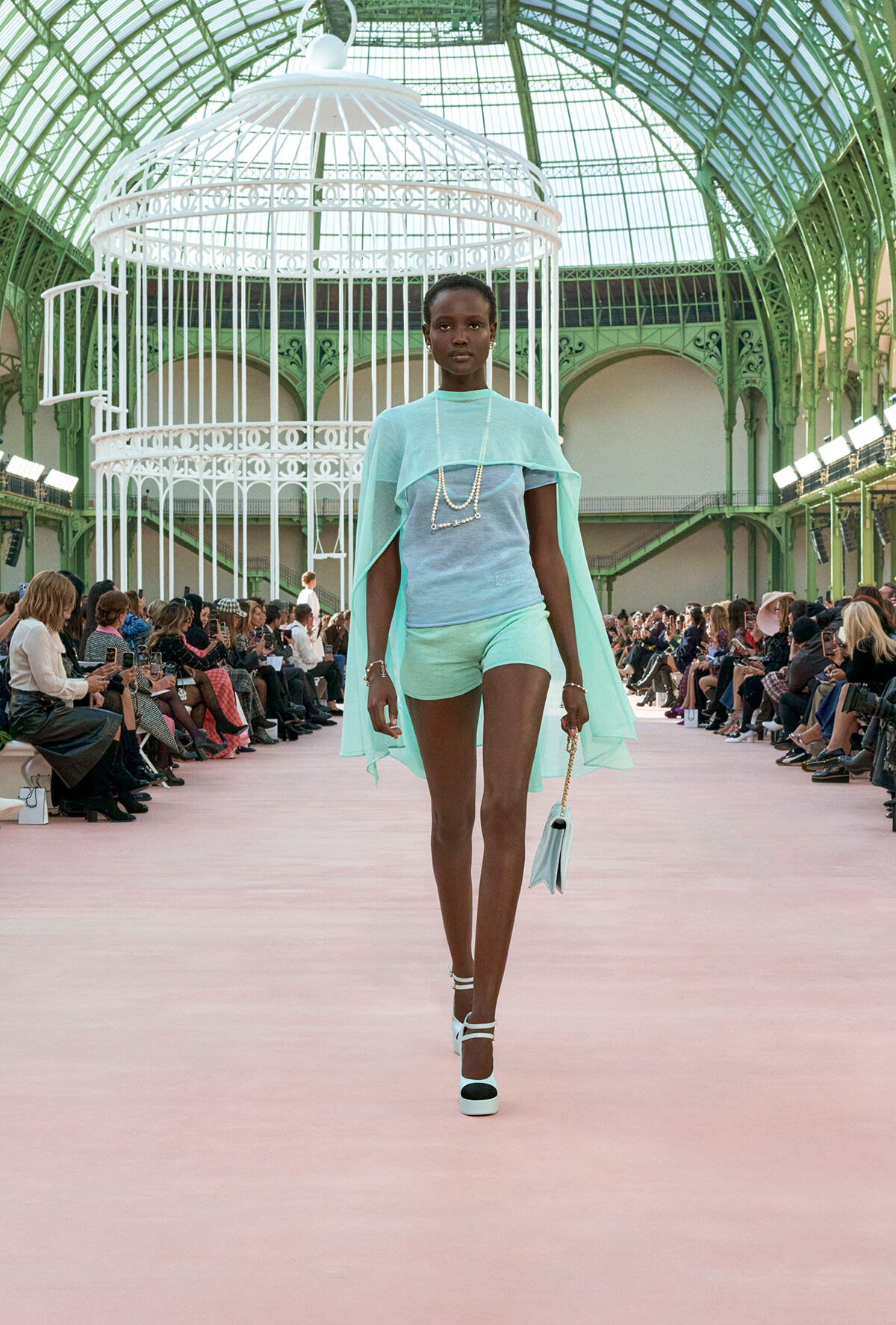 Chanel-Runway-Look im Dopamine-Style – von Head to Toe. (Foto: Courtesy of Chanel)