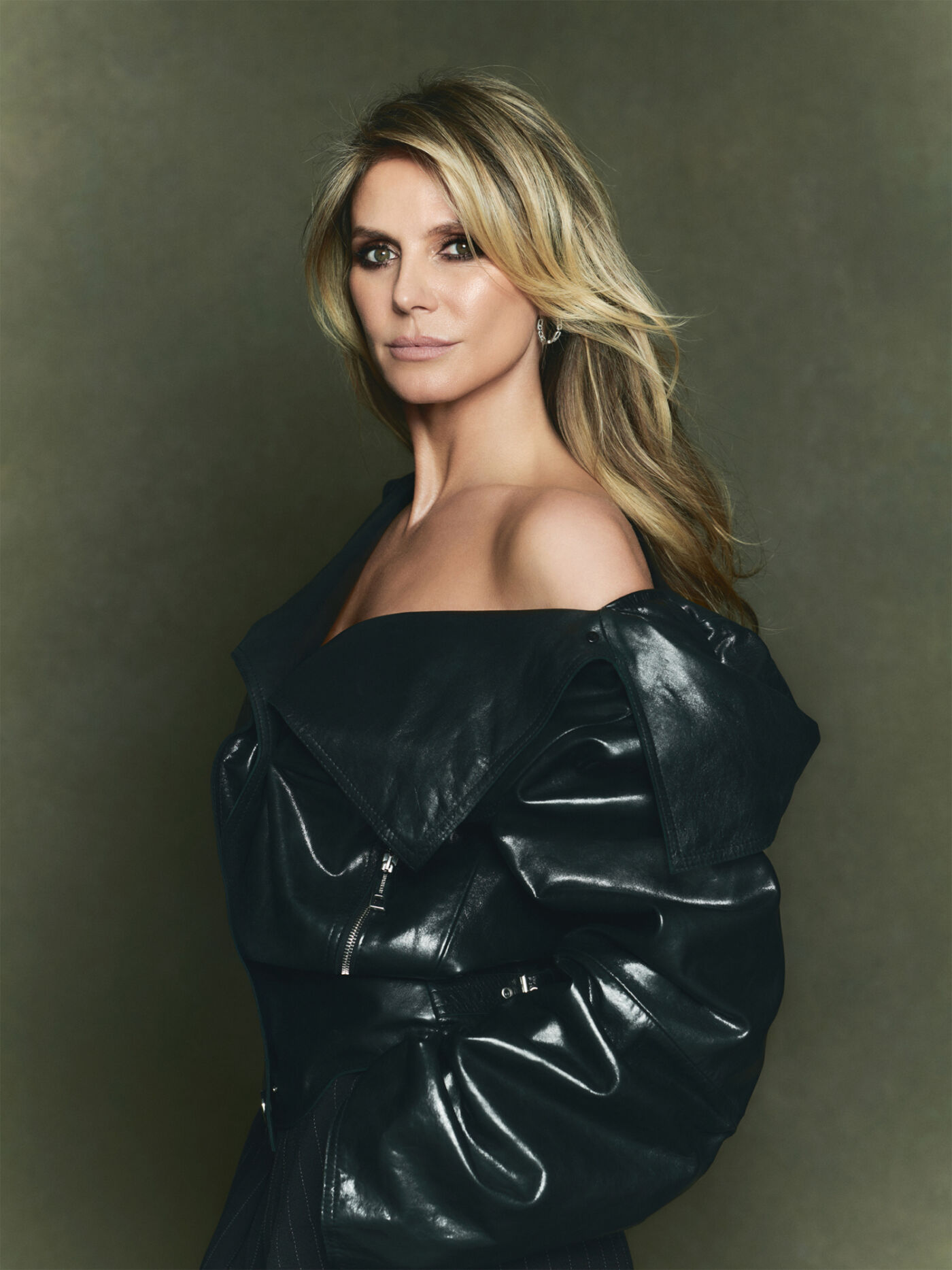 Oversized-Blousonjacke im Biker-Stil zur Männerhose im Nadelstreifen-Dessin, beides von Sportmax. Ohrringe: Messika. (Foto: Zeb Daemen)