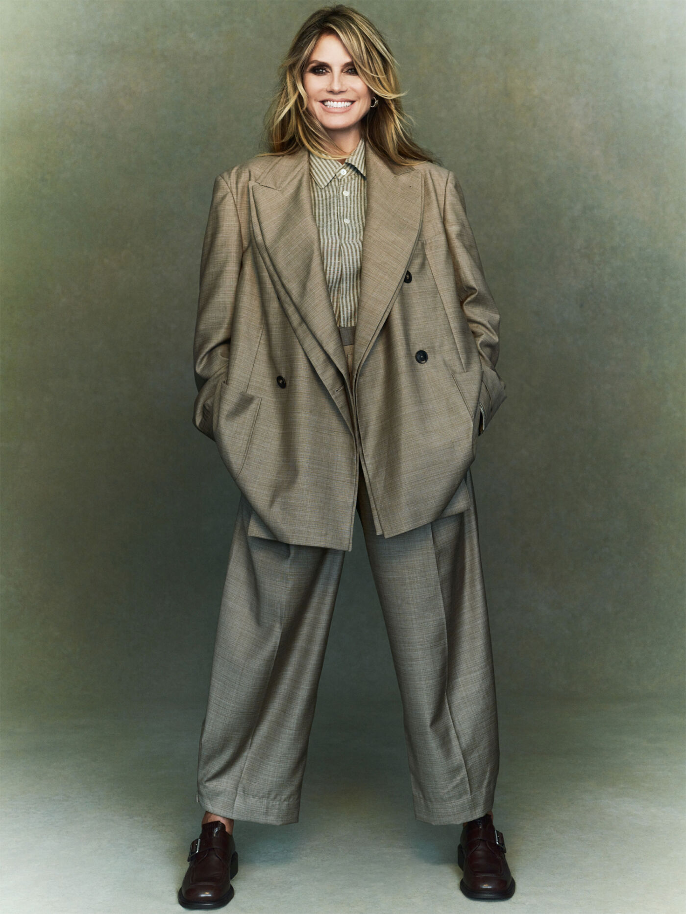 Taupefarbener Männeranzug mit doppelschichtigem Revers zum gestreiften Viskose-Leinen-Hemd, von Emporio Armani, Schuhe: Miu Miu. (Foto: Zeb Daemen)