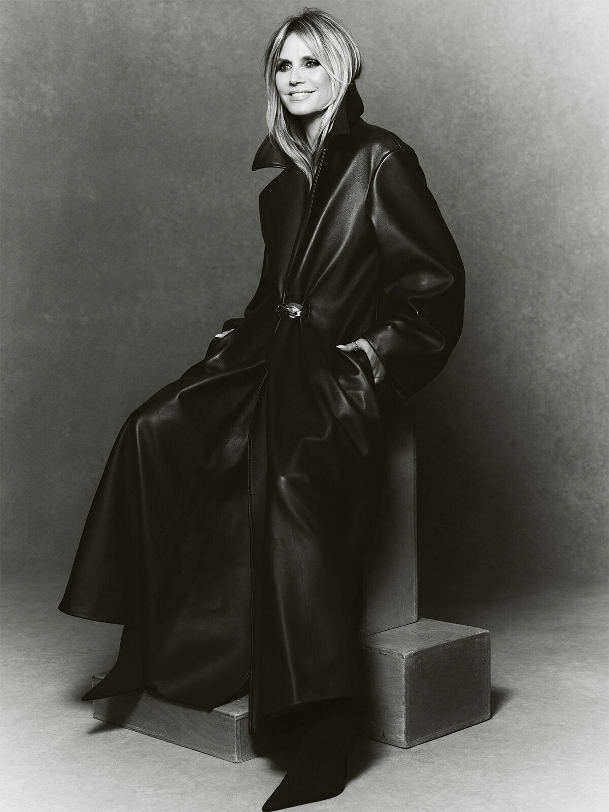 Drapiertes Mantelkleid aus schwerem Nappaleder mit großer Silberschließe. Von Loewe, Stiefel: Balenciaga. (Foto: Zeb Daemen)