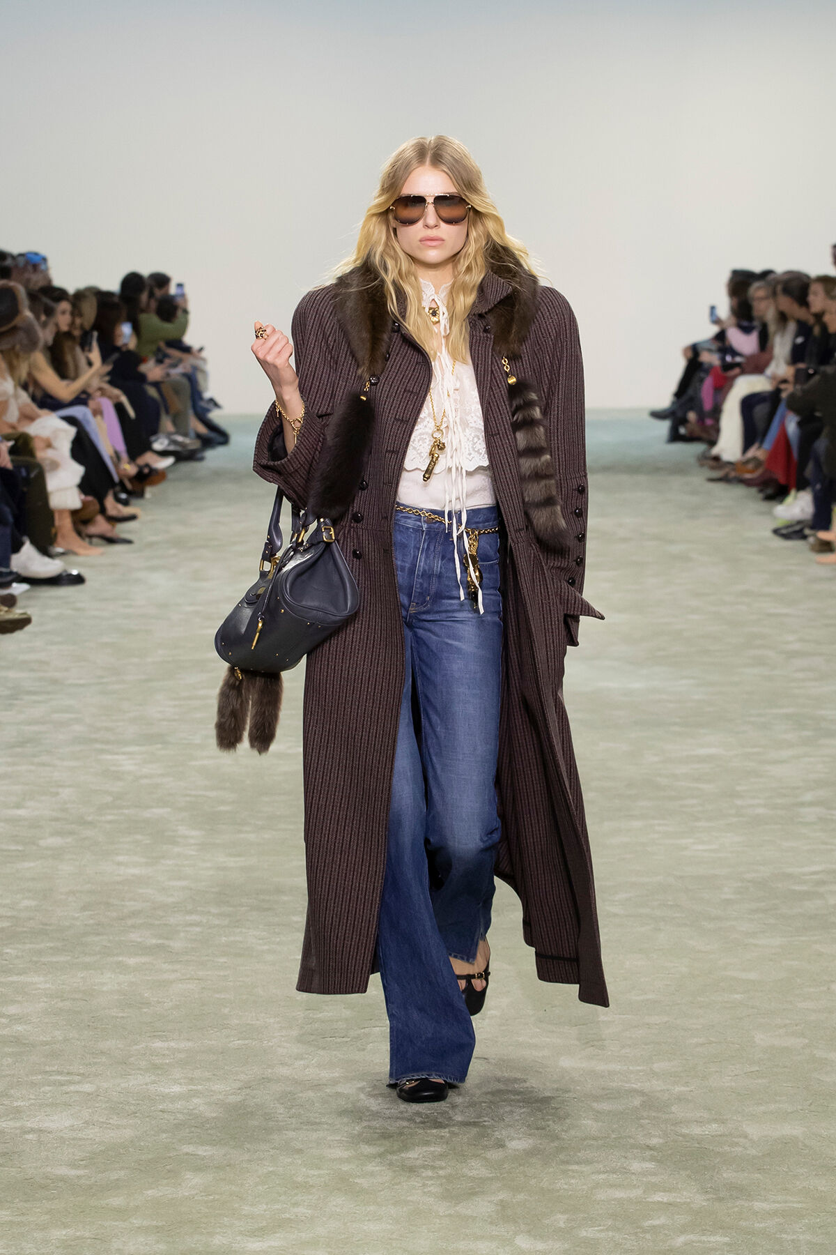 Retro-Vibes mit modernem Twist: Die Bootcut-Jeans ist die perfekte Balance zwischen Lässigkeit und Eleganz. (Foto: Courtesy of Chloé)