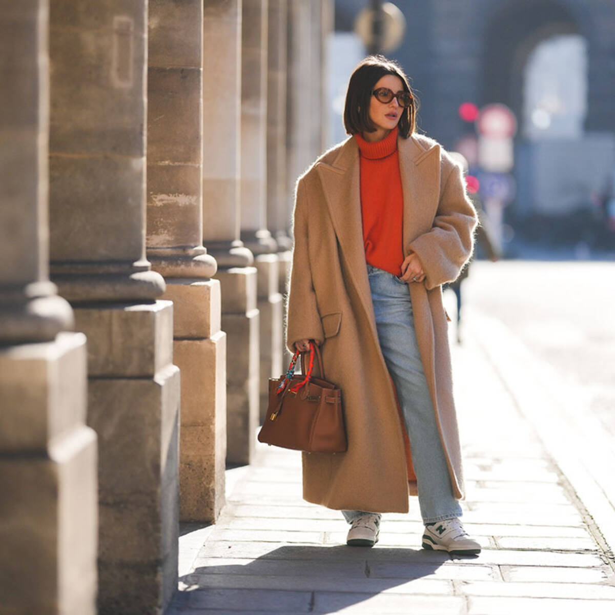 Mom-Jeans – zeitlos, lässig und vielseitig. Der perfekte Allrounder für jeden Look. (Foto: Edward Berthelot/Getty Images)