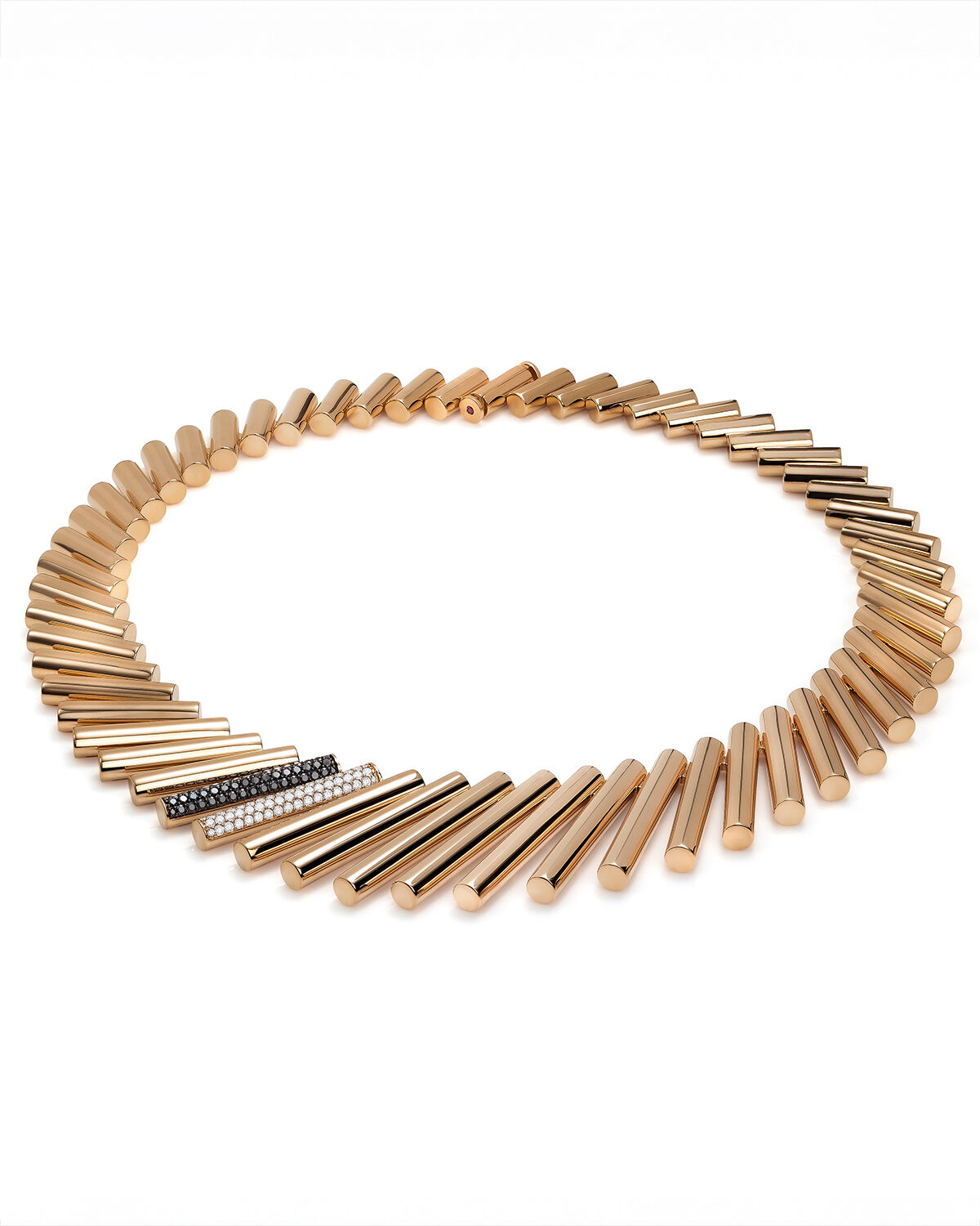 Die Domino Collection besticht durch kunstvoll gearbeitete, sich wiederholende Goldelemente, die wie kleine Skulpturen mit funkelnden Diamanten zu einem markanten, spielerisch-eleganten Gesamtbild verschmelzen (Foto: PR Roberto Coin)