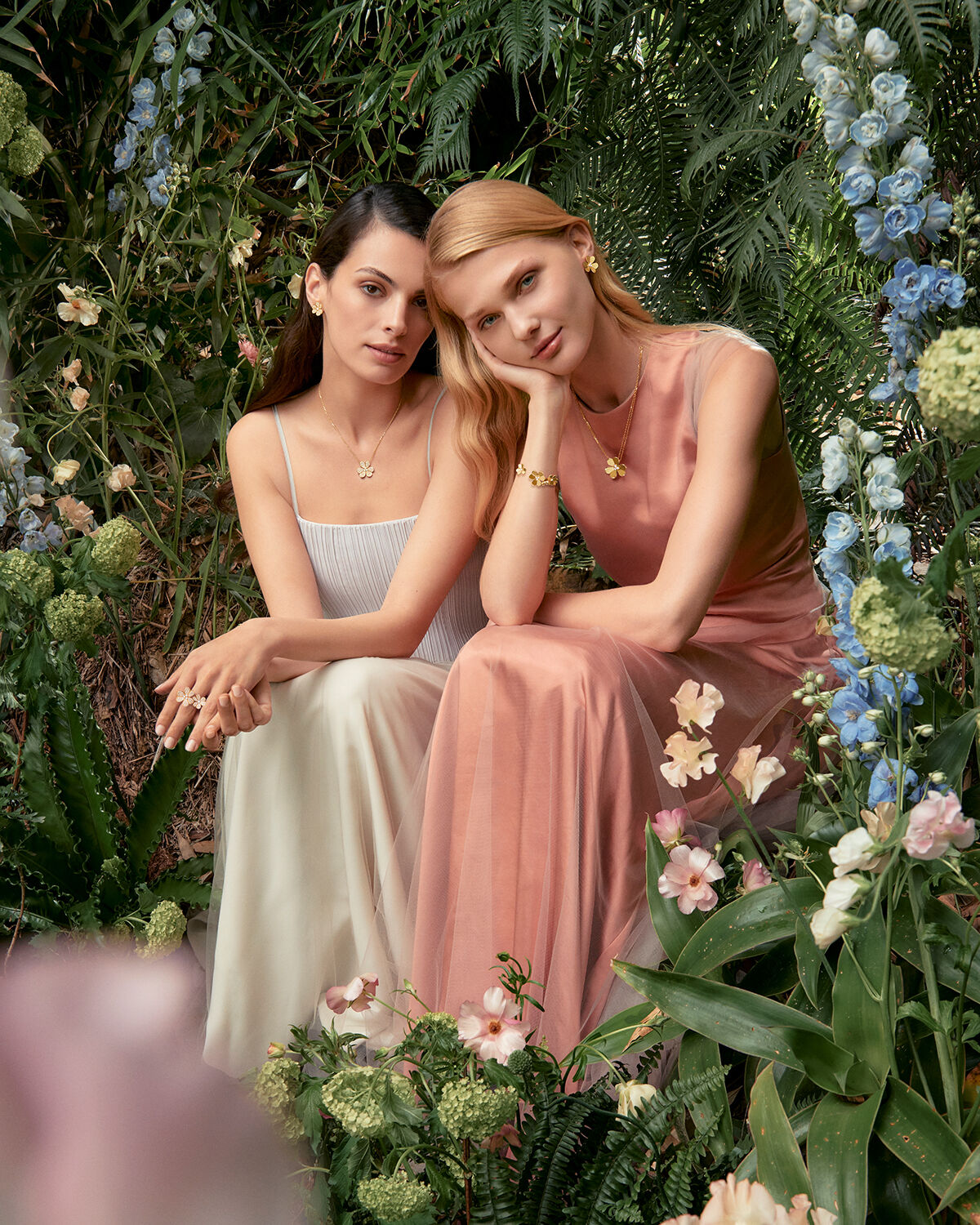 Flowerlace und Fleurs d’Hawaï. Seit jeher von der Lebendigkeit der Natur verzaubert, präsentiert die Maison damit erneut einzigartige Schmuck- und Uhrenstücke.(Foto: Courtesy of  Van Cleef & Arpels)