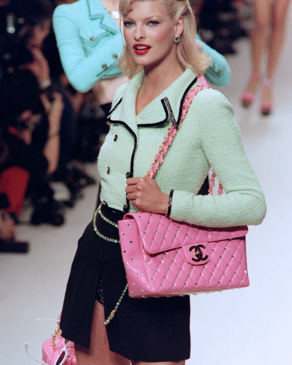 Model Linda Evangelista präsentiert in 1994 eine Barbie-pinke Ausgabe der Double Flap Bag im Rahmen der Spring-Summer-Prêt-à-porter-Kollektion. (Foto: GERARD JULIEN / Getty Images)