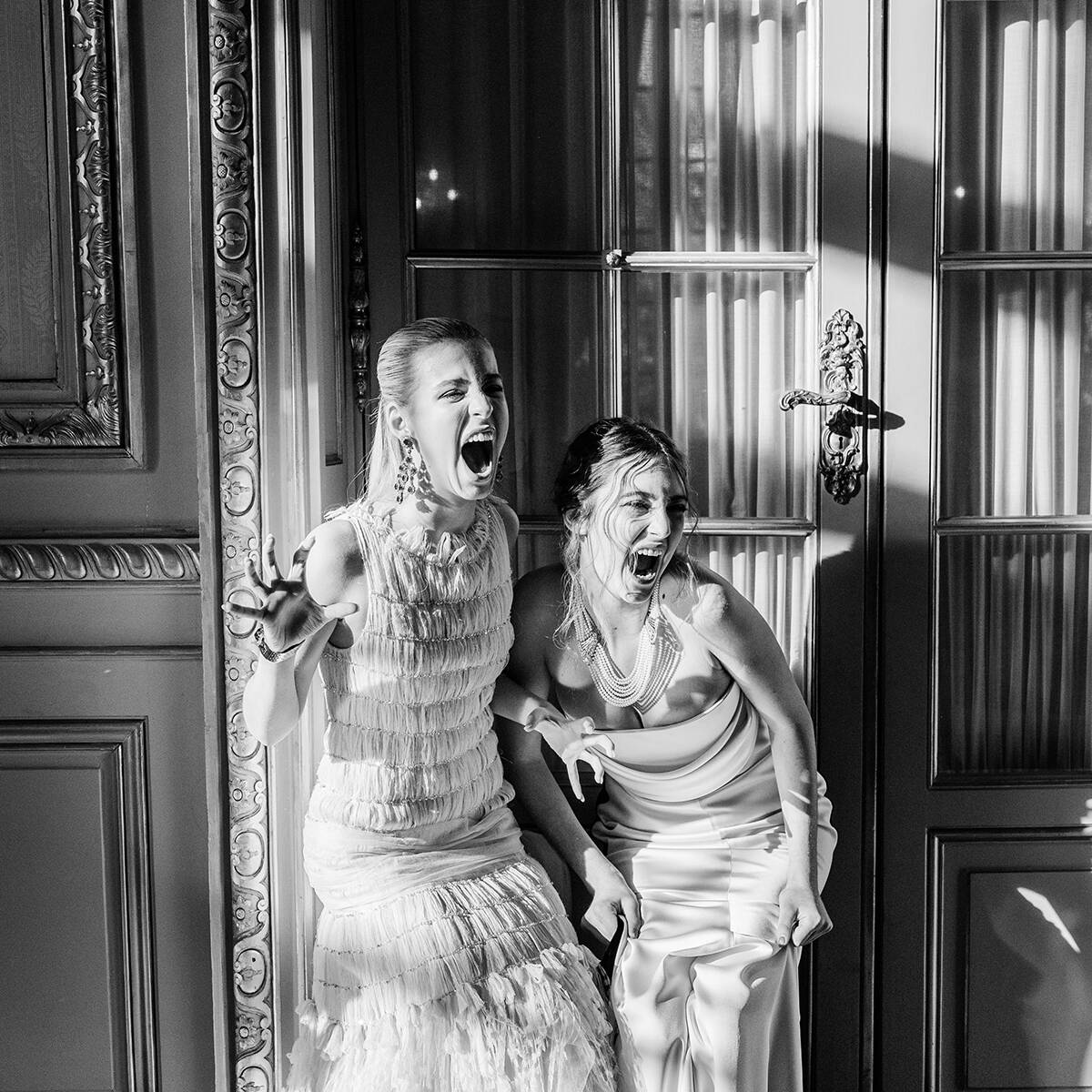 Brav mit Papa oder den Aristo-Jungs Walzer tanzen? Von wegen! Oona Finch (links, in Chanel) und ihre neue Freundin Apollonie Halard (in Schiaparelli) sprudelten über vor guter Laune – und hielten die Ball-Fotografen in Atem … (Foto: PR Le Bal)