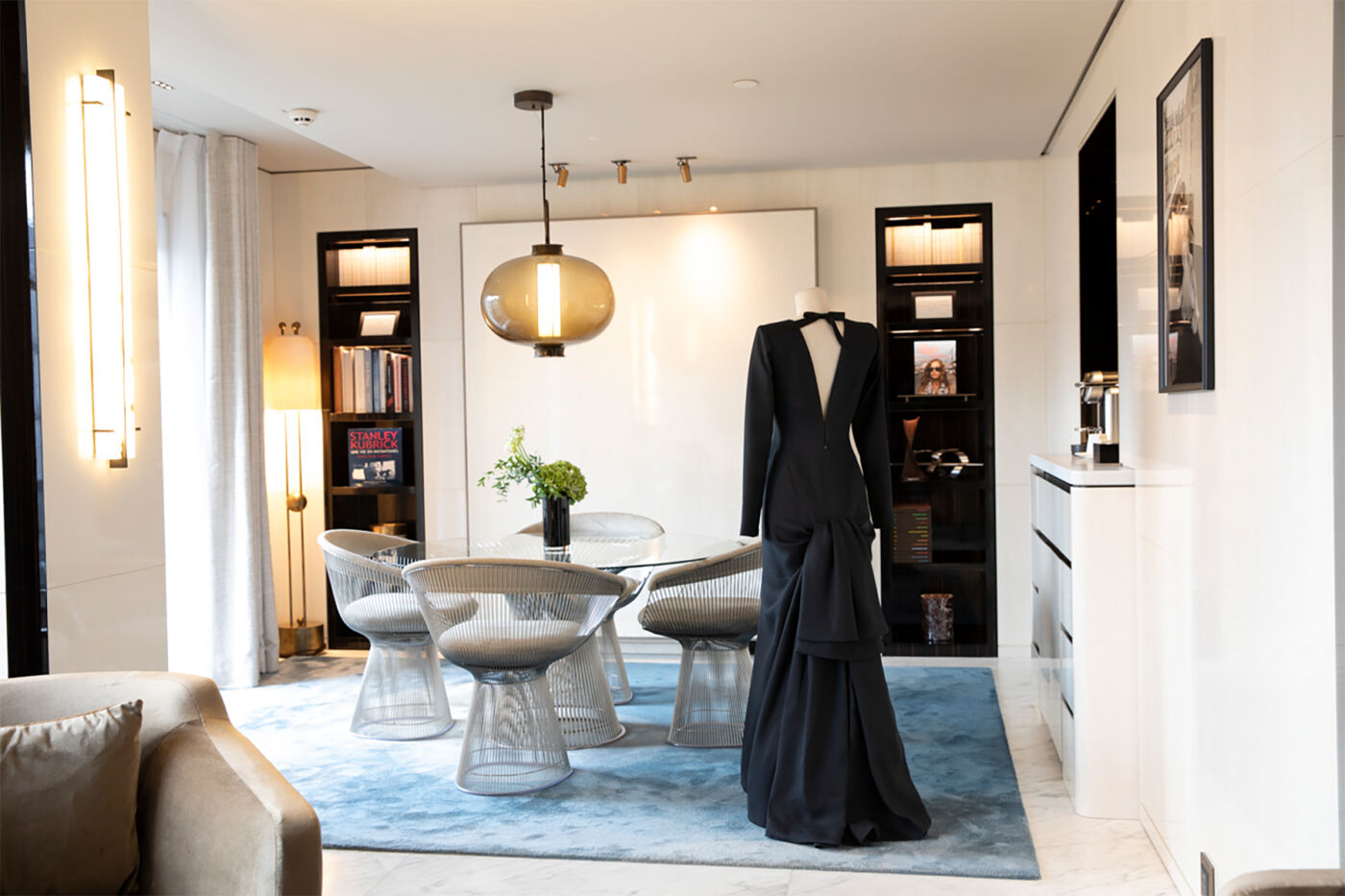 Suite Parisienne von Schauspielerin Isabelle Huppert. Sie hat ein Yves Saint Laurent Haute Couture Kleid aus ihrer Privatsammlung für die Suite ausgestellt. (Foto: Hotel Lutetia)