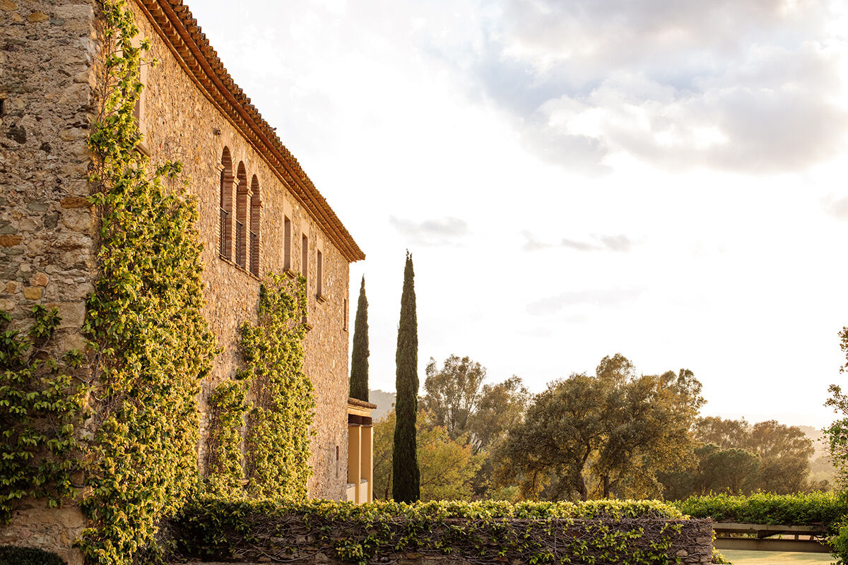 Eingebettet in die Hügellandschaft von Empordà bietet Mas Mateu Raum für Ruhe, Weitblick und private Momente. (Foto: Mas Mateu)