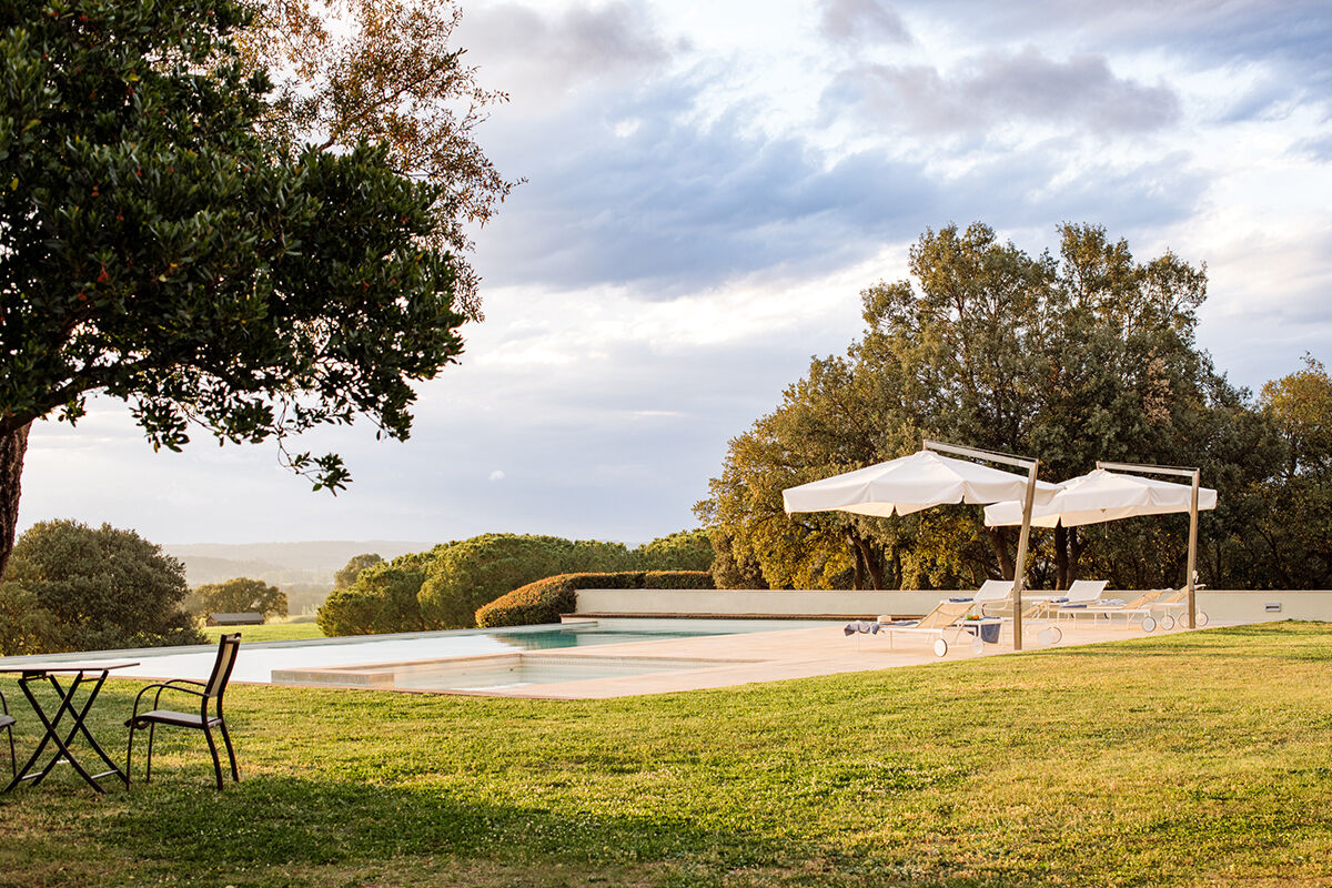 Entspannen am Pool mit einem atemberaubenden Ausblick. (Foto: Mas Mateu)