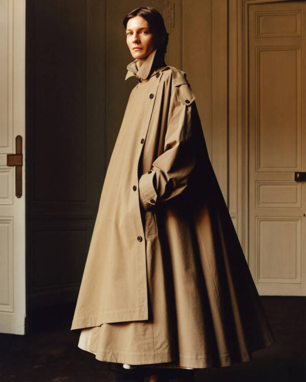 Der schwere Gabardine-Stoff fällt in einer großzügigen A-Linie, die genug Platz für eine weit ausgestellte Robe darunter bietet. (Foto: Courtesy of The Row)