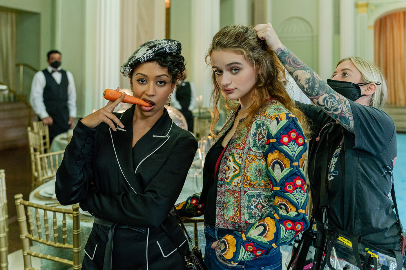 Ihre erste Hauptrolle hat Joey King mit neun gespielt und seitdem ein gutes Rollenangebot nach dem anderen bekommen. Hier macht sie mit Liza Koshy am Set des Netflix-Hits „A Family Affair“ eine kleine „Mohrrüben-Pause“. (Foto: Tina Rowden/Netflix)