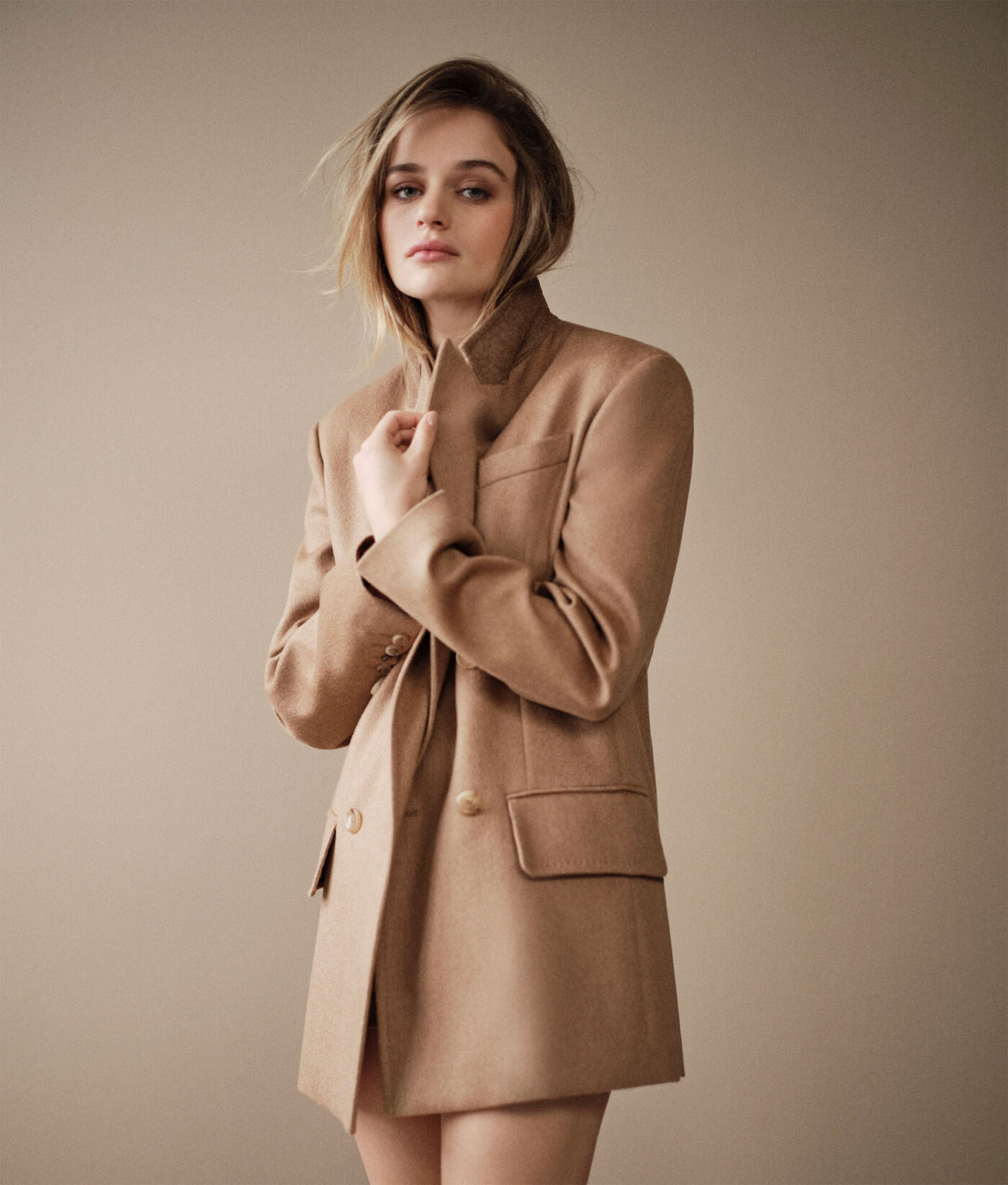 Joey King nennt sich selbst einen „Mantelmenschen“, der sich jedes Jahr auf den Winter freut. Die Schauspielerin ist stolz, Testimonial von Max Mara zu sein: „Sie feiern Frauen und heben unser Selbstbewusstsein.“ (Foto: Courtesy of Max Mara)