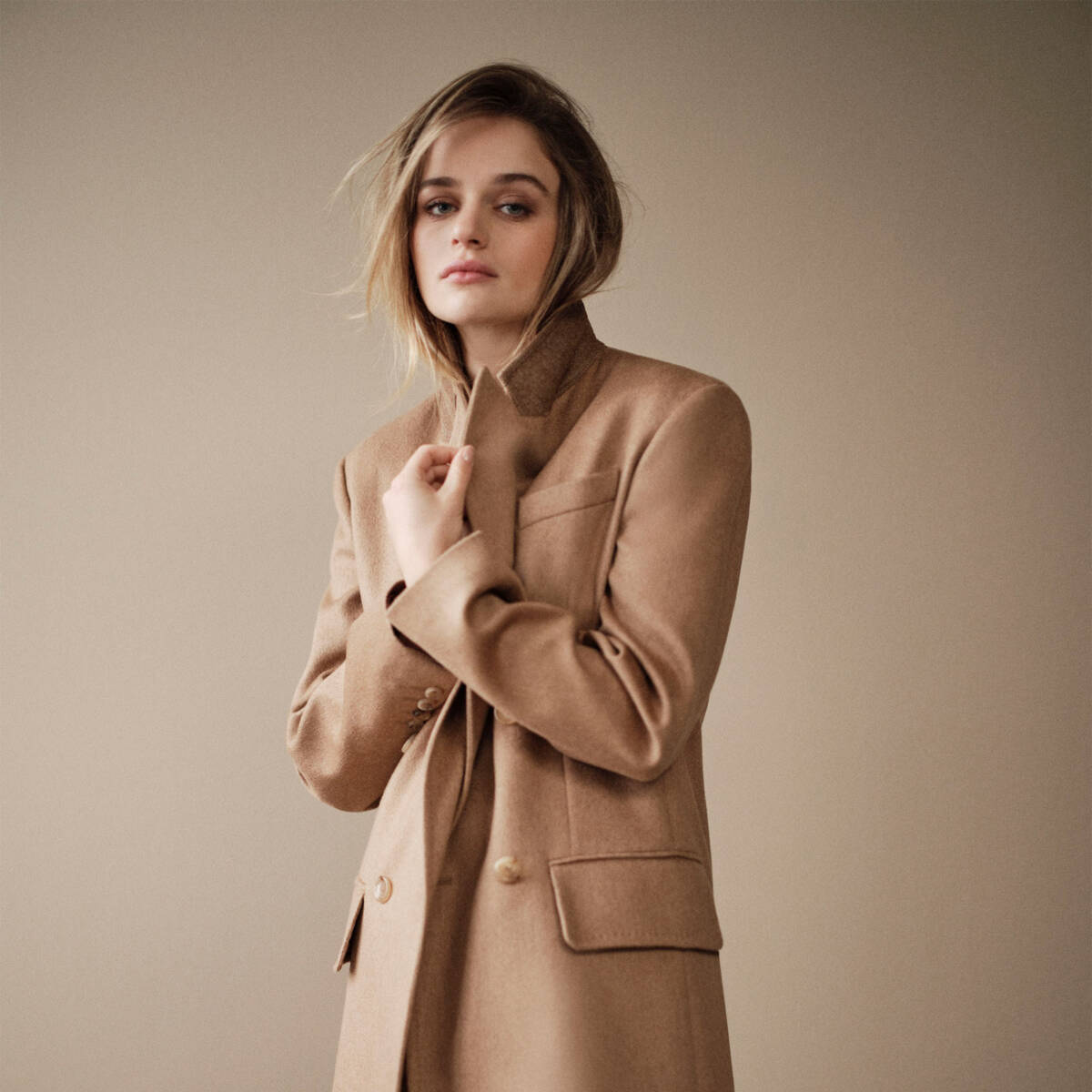 Joey King nennt sich selbst einen „Mantelmenschen“, der sich jedes Jahr auf den Winter freut. Die Schauspielerin ist stolz, Testimonial von Max Mara zu sein: „Sie feiern Frauen und heben unser Selbstbewusstsein.“ (Foto: Courtesy of Max Mara)