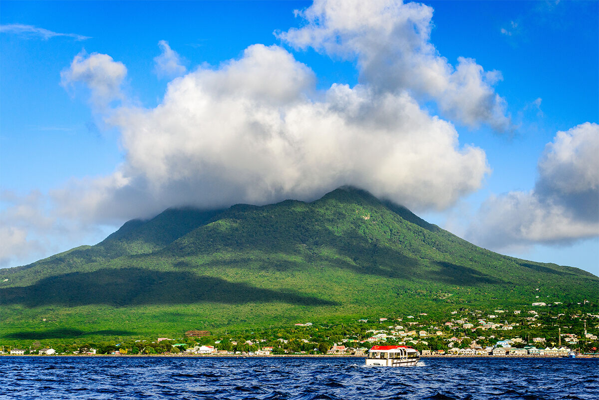 Auf Nevis scheint die Zeit stillzustehen. Der letzte Ausbruch des Nevis Peak liegt 100 000 Jahre zurück, doch heiße Quellen beweisen, dass er noch immer aktiv ist. (Foto: SeanPavonePhoto/Adobe Stock)