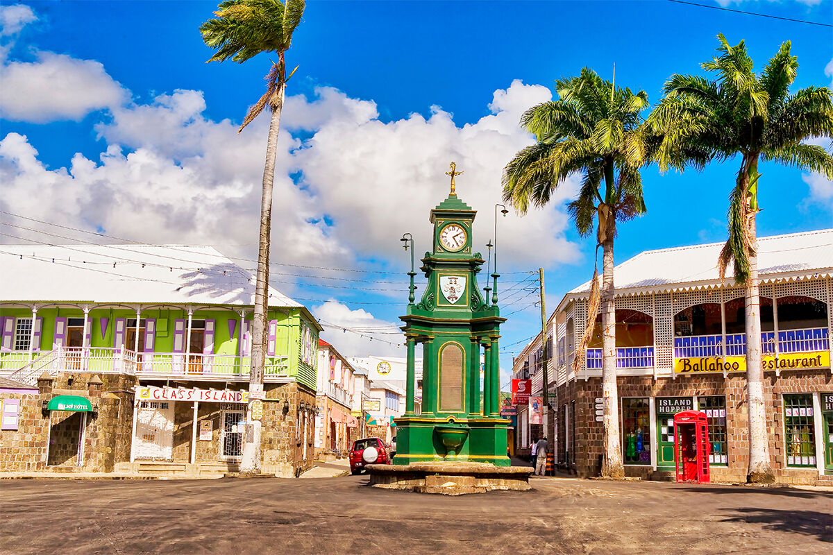Der Ort Basseterre an der Südküste von St. Kitts ist Handelszentrum und Hauptstadt der Inselföderation. Wem es auf Nevis zu verschlafen ist, der findet hier, nur eine kurze Bootsfahrt entfernt, Cafés und Beach Clubs.(Foto: Greg Johnson)