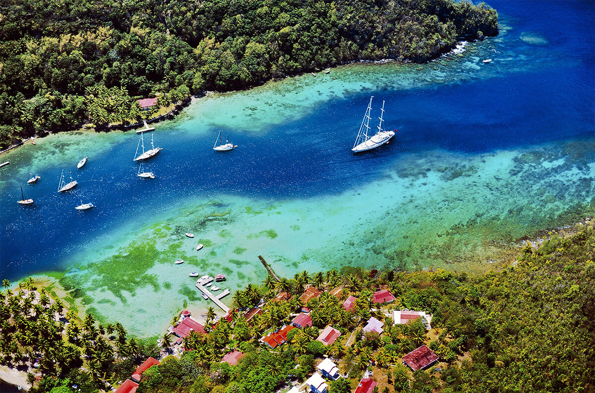 Die Marigot Bay an der Westküste von St. Lucia bietet Seglern Schutz vor Stürmen und gilt als eine der schönsten Buchten der Karibik. (Foto: David Matthew Lyons/Adobe Stock)