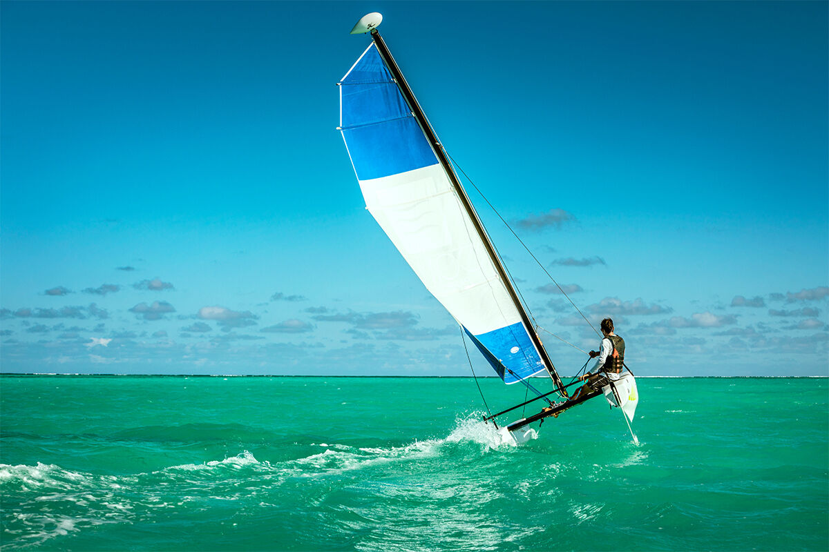 Das seichte Wasser vor den Strandhäusern des Resorts lädt zum Träumen – und zum Wassersport ein. (Foto: Martin Morell)